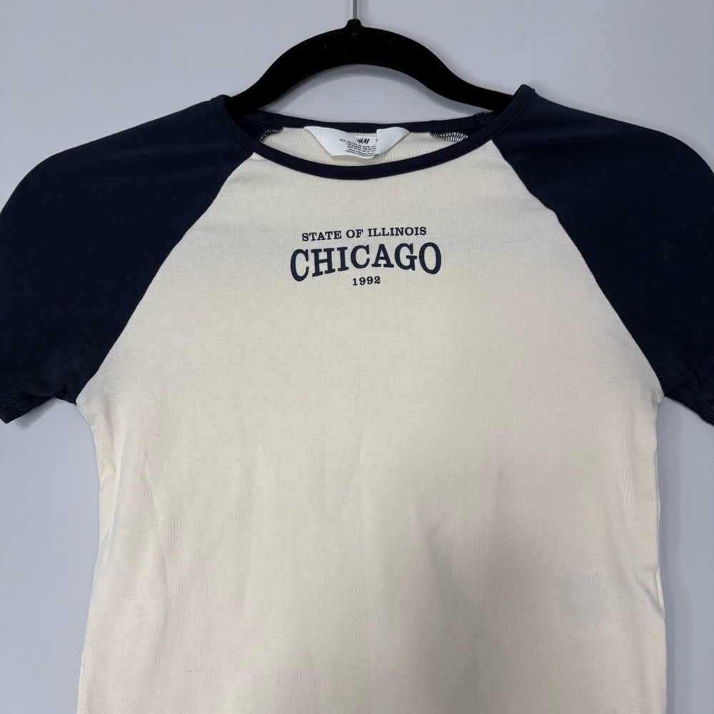 H&M Youth Chicago Illinois Trendy Baseball Tee Navy Blue & Cream - Picture 2 of 6
